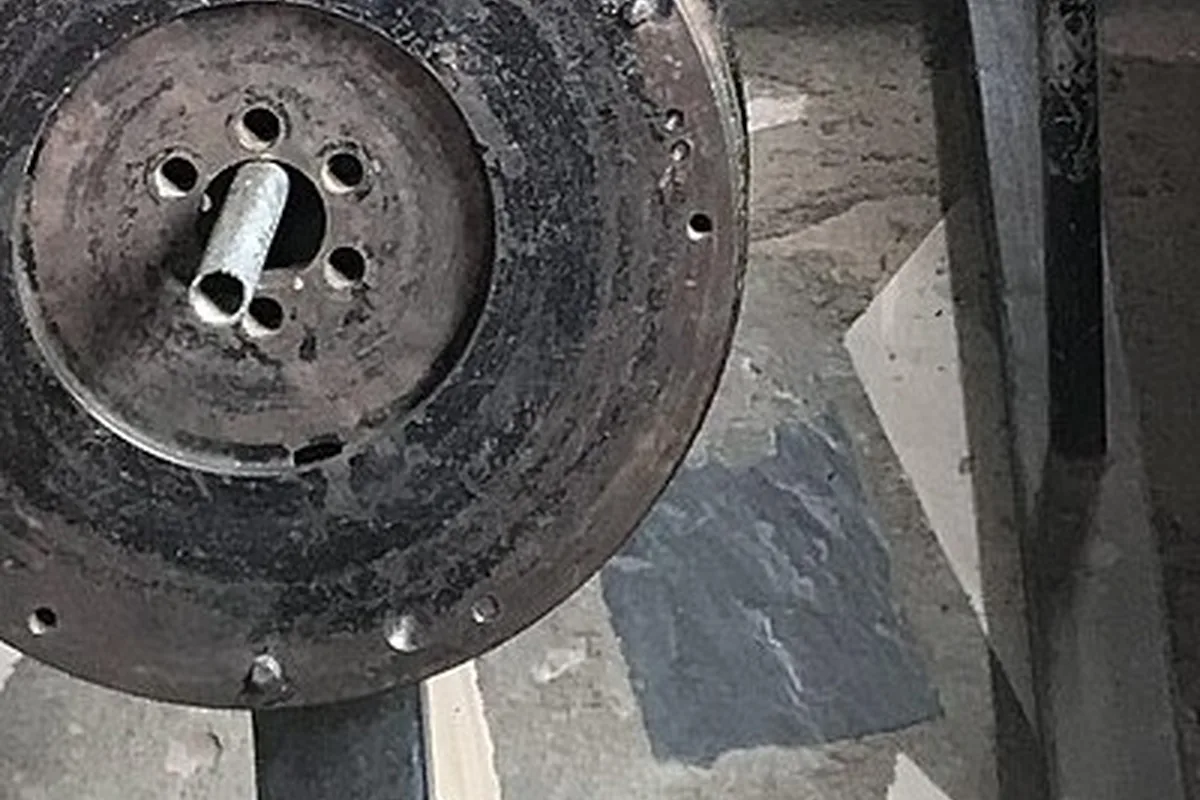 Pesas en el suelo sin marcas y sin personas